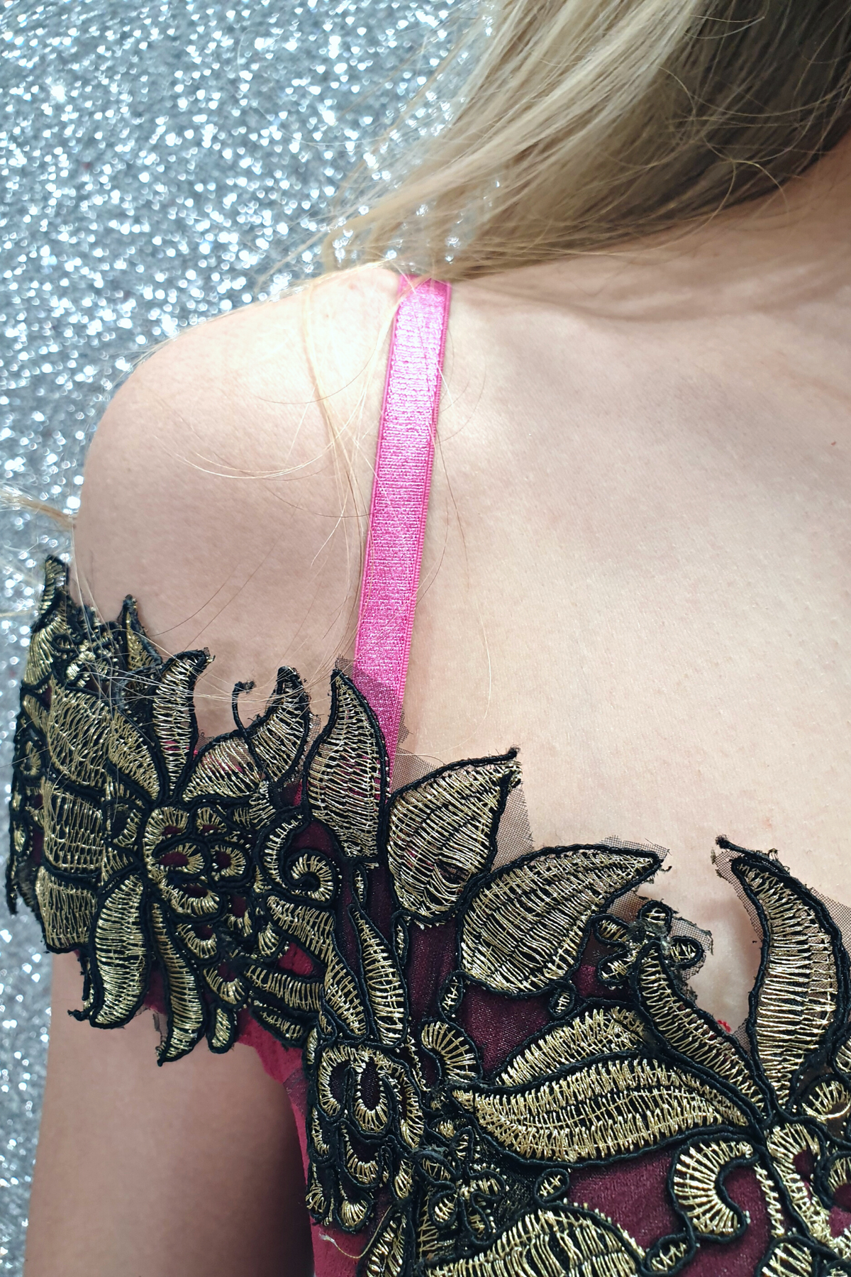 Abito lungo a sirena magenta Chanttal con scollatura a barchetta e ricami floreali, tessuto elegante e dettagli raffinati.
