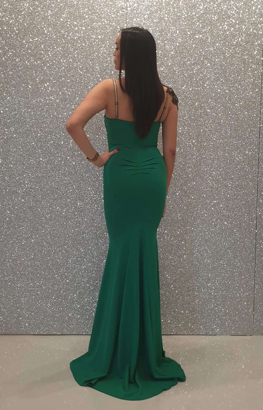 Abito lungo verde Chanttal con modello a sirena, ricami floreali neri e dorati, tessuto elegante e dettagli raffinati.