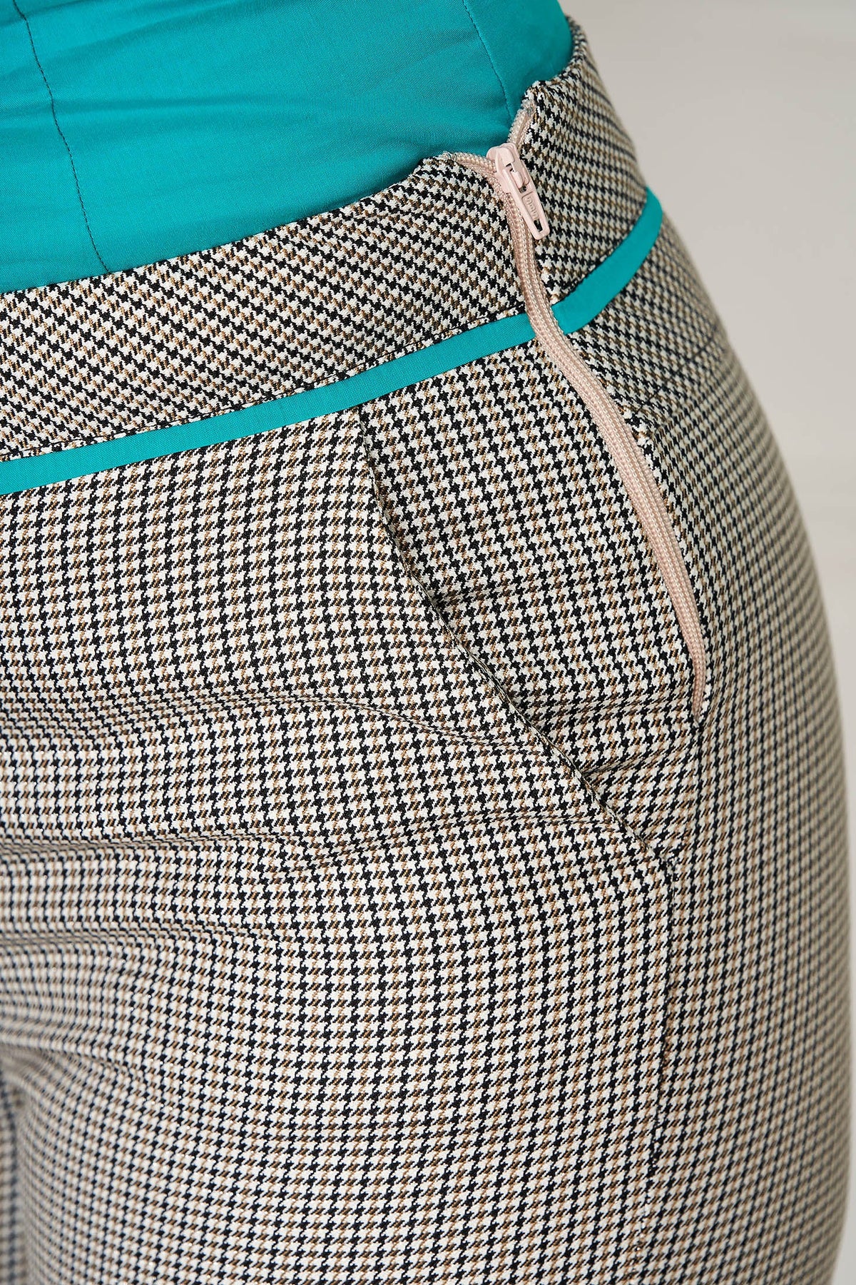 Completo a due pezzi Fofy per ufficio, camicia verde acqua con inserti e pantaloni con fantasia Pied de Pou.