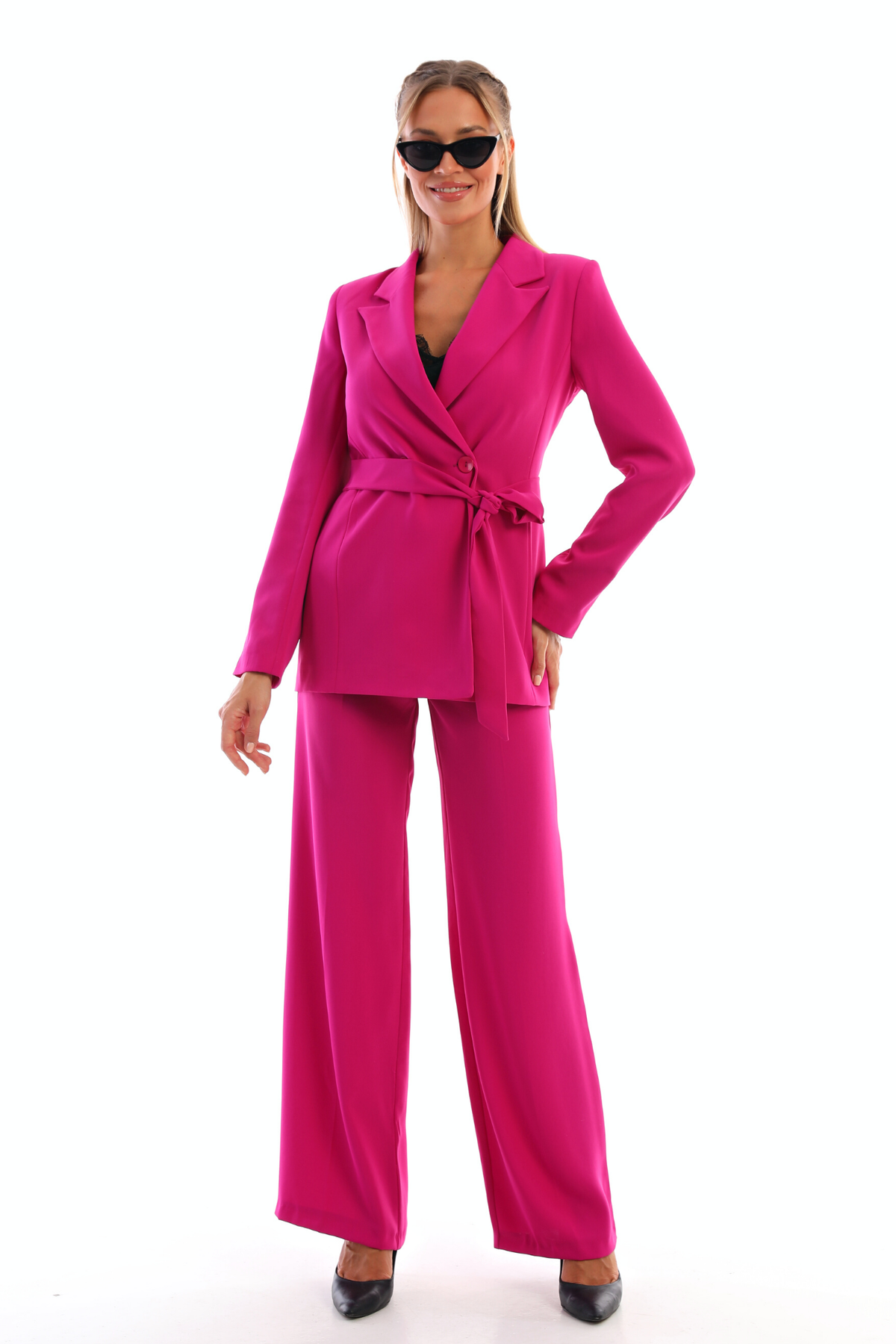 Completo tailleur fucsia magenta con giacca doppiopetto, cintura allacciabile e pantaloni larghi, firmato Moda-Mania.