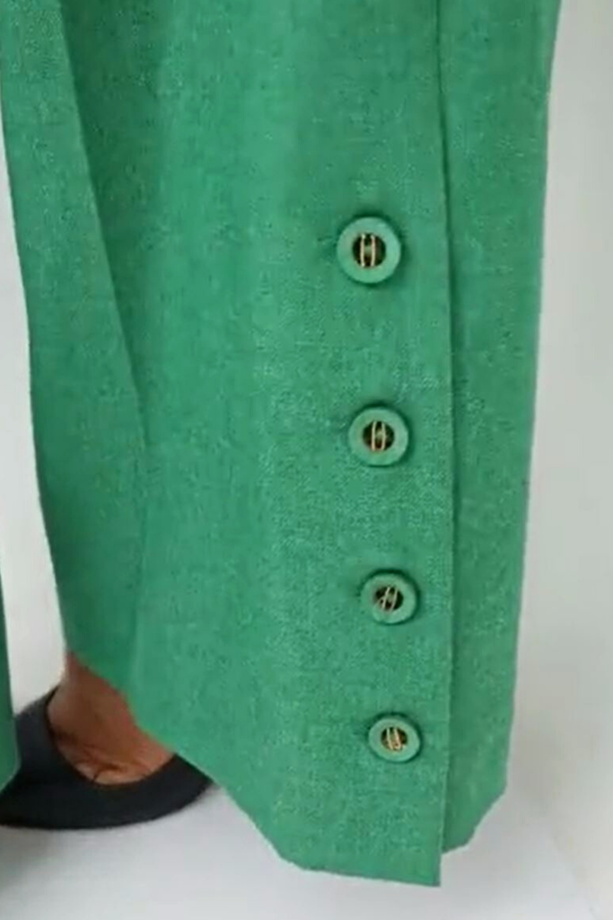 Completo tailleur verde chiaro giacca corta con tasche e pantaloni larghi