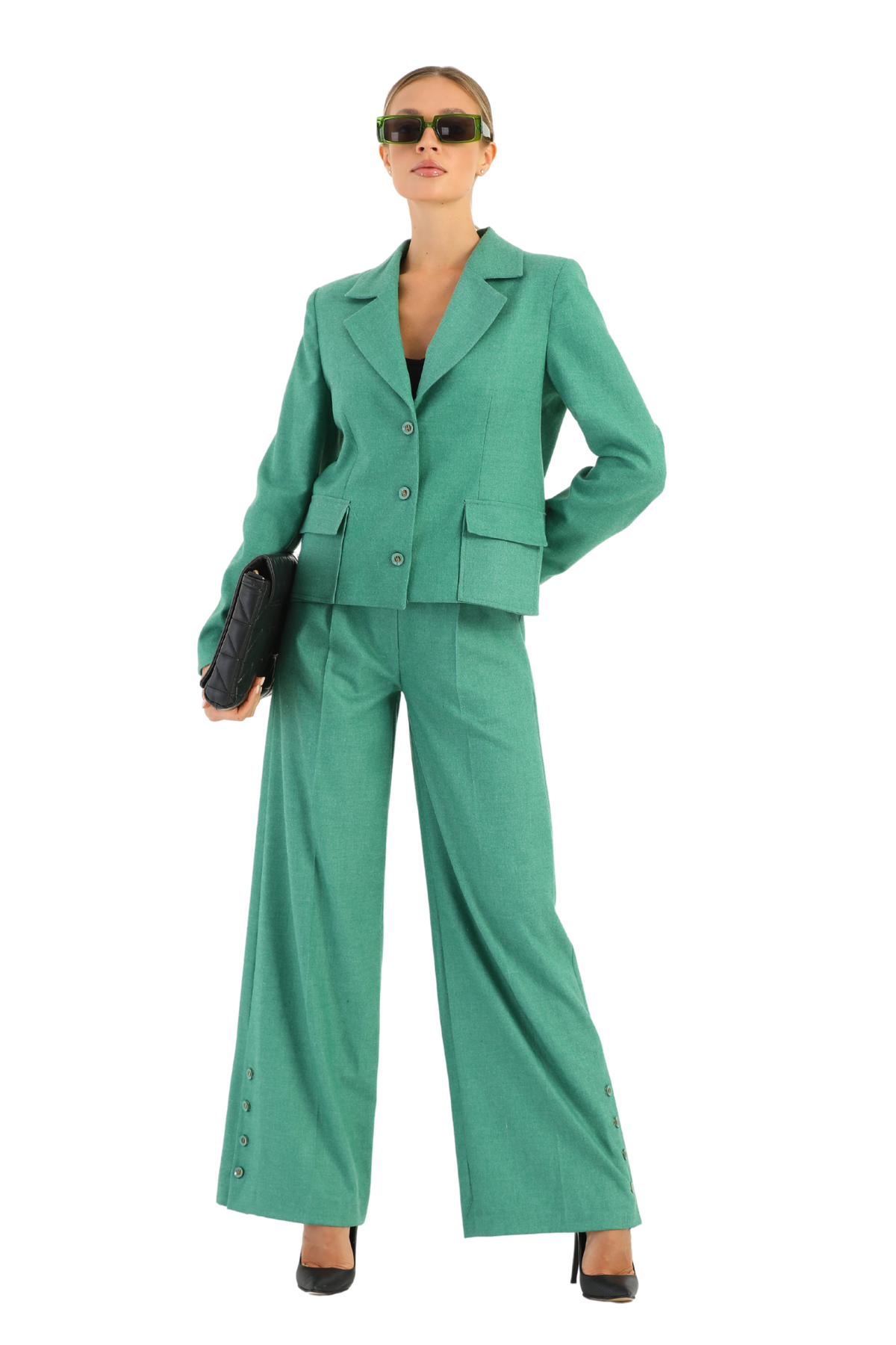 Completo tailleur verde chiaro Moda-Mania con giacca corta con tasche e pantaloni larghi, abbigliamento elegante e alla moda.