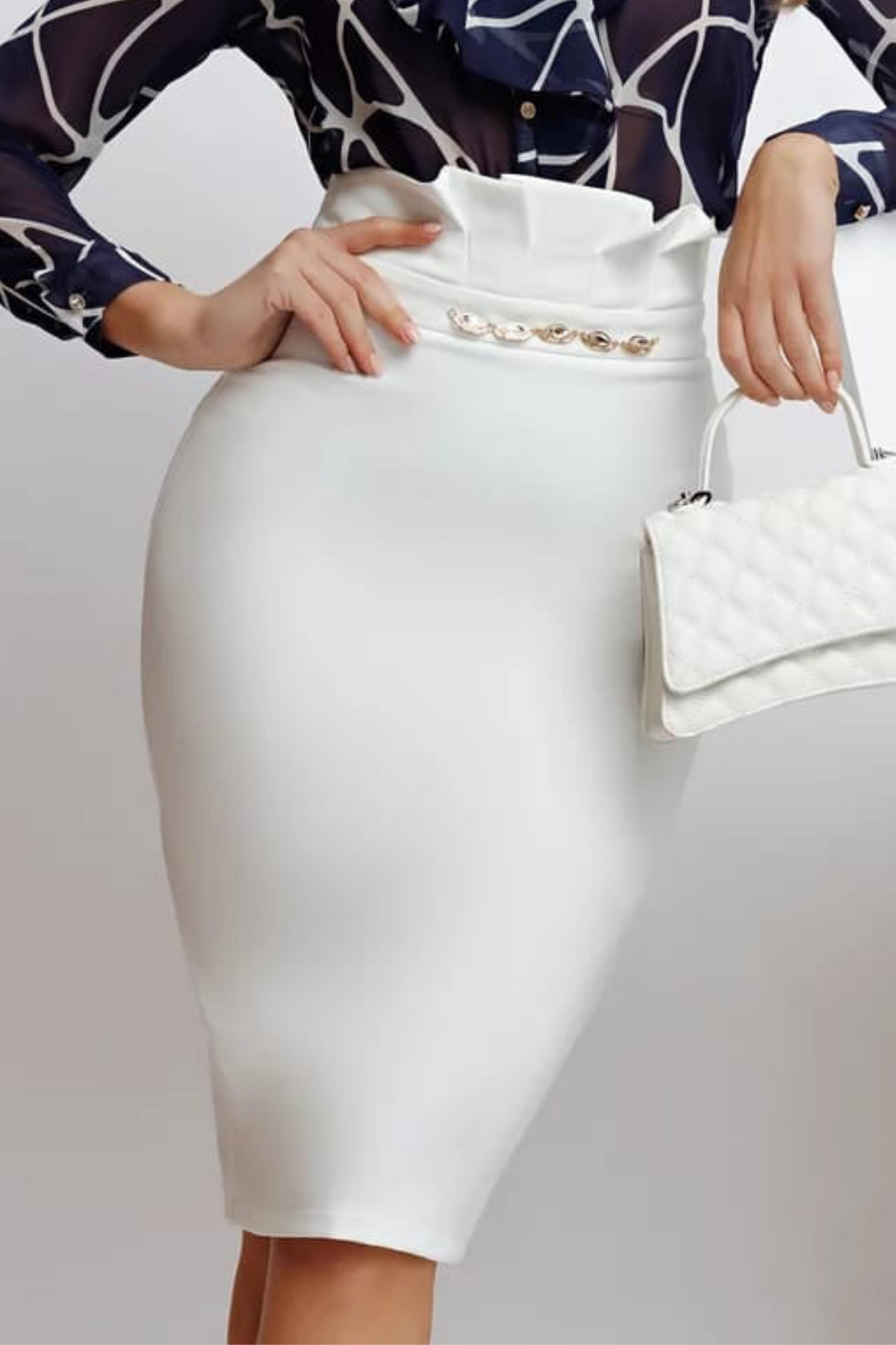Gonna bianca a tre quarti Fofy con vita alta e accessorio dorato, tessuto leggero e stile elegante.