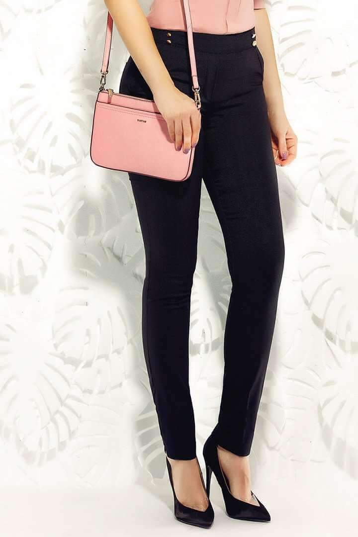 Pantaloni nero a sigaretta Fofy con bottoni dorati, vita alta, tasche alla francese, tessuto elegante, stile sofisticato.