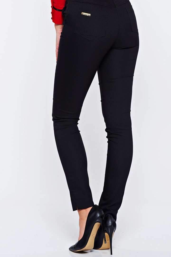 Pantaloni nero a sigaretta Fofy con vita alta, bottoni dorati e tasche alla francese, stile elegante e moderno.