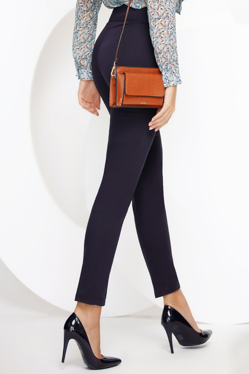 Pantaloni a sigaretta Fofy eleganti blu notte, vita alta, tessuto morbido e brillante, in stile sofisticato e moderno.