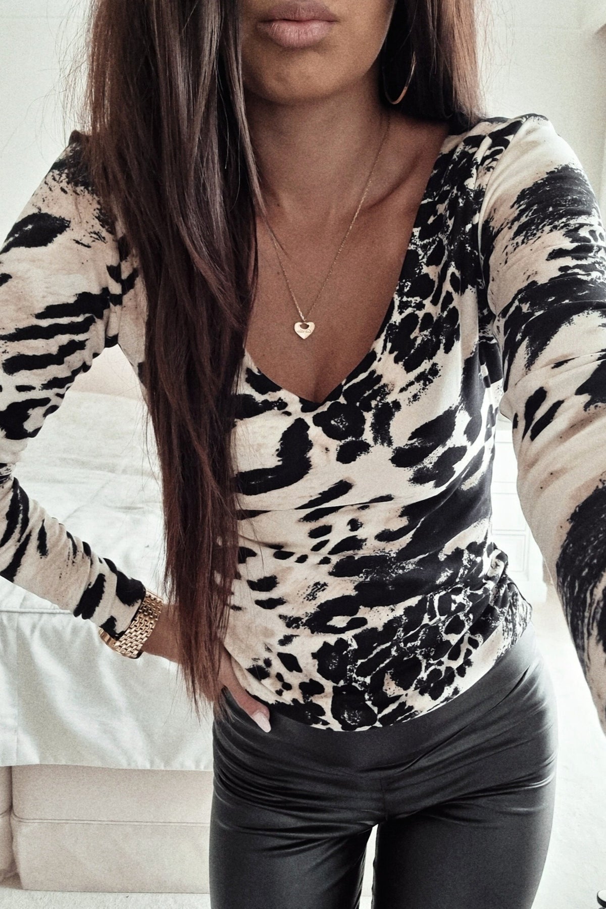 Maglia beige chiaro a stampa astratta con scollo e schiena a V reversibile, marca Moda-Mania, tessuto morbido e confortevole