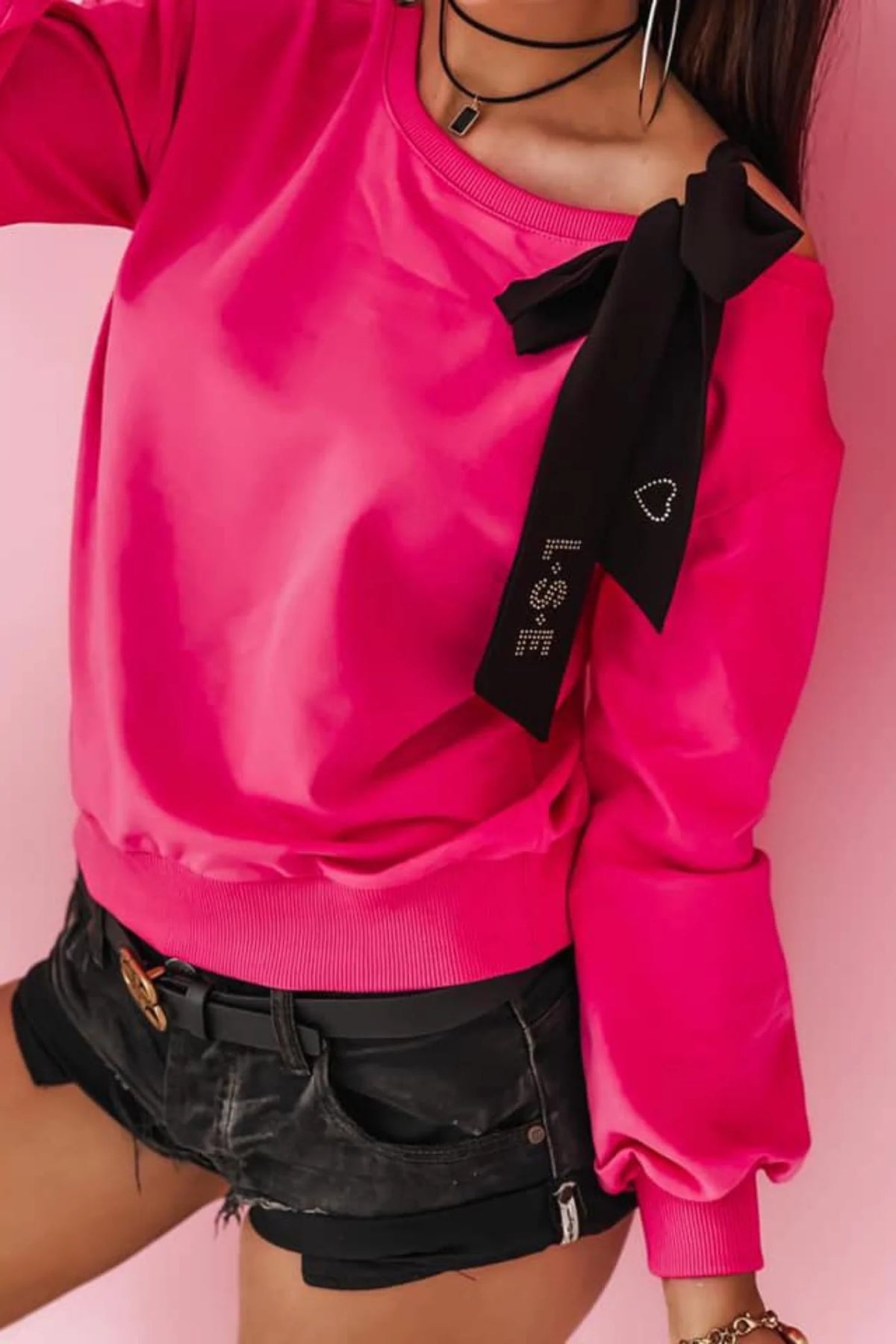 Maglia fucsia in cotone con maniche lunghe e fiocco nero decorativo su una spalla, stile denim e sportivo, Moda-Mania.