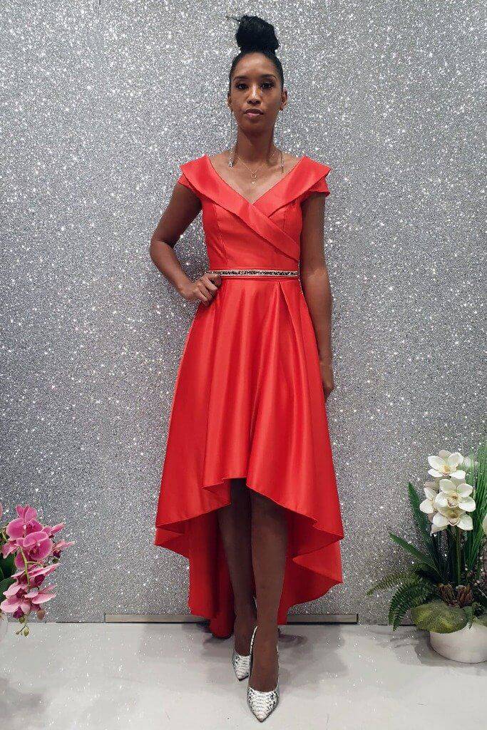 Abito svasato rosso in taffetà Moda Mania con coda, scollatura a V e tasche laterali, elegante e femminile.