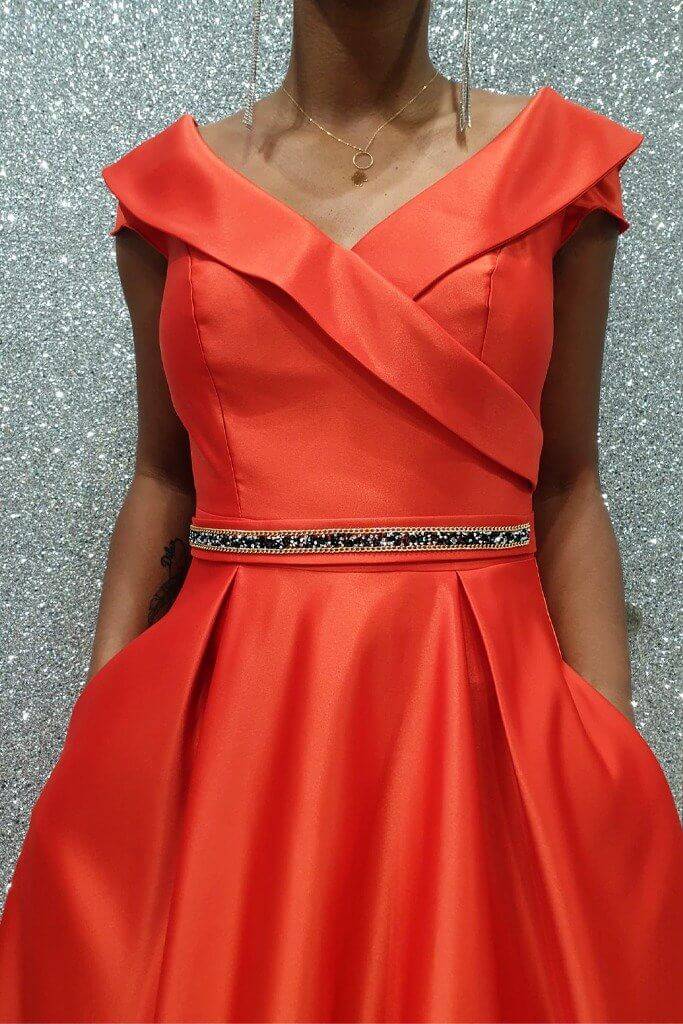 Abito svasato rosso in taffetà Moda Mania con coda, scollatura a V e tasche laterali, vestito elegante e femminile.