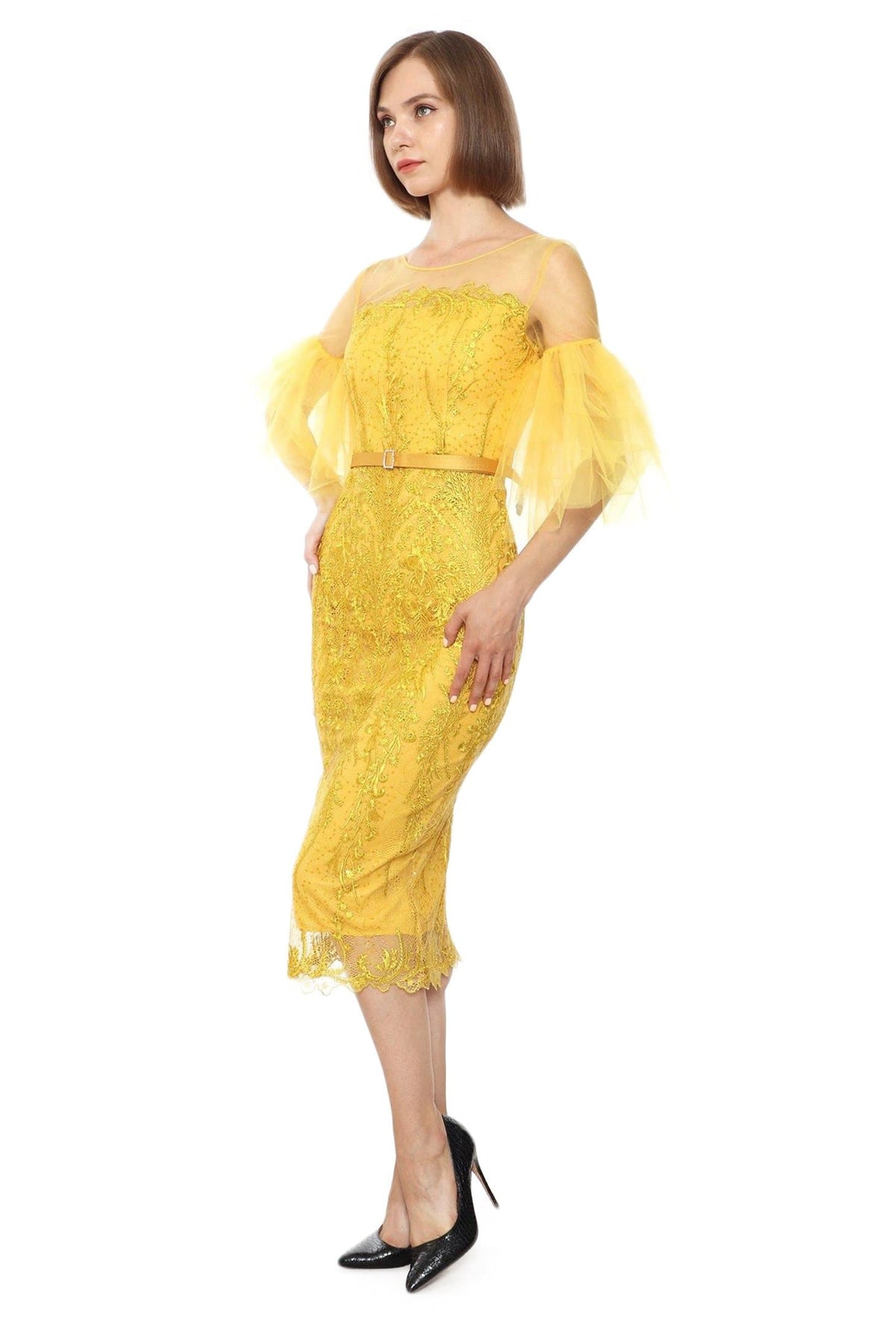 Abito midi aderente giallo senape in pizzo con maniche a campana in tulle e cintura, moda-mania, abiti corti elegante e femminile.
