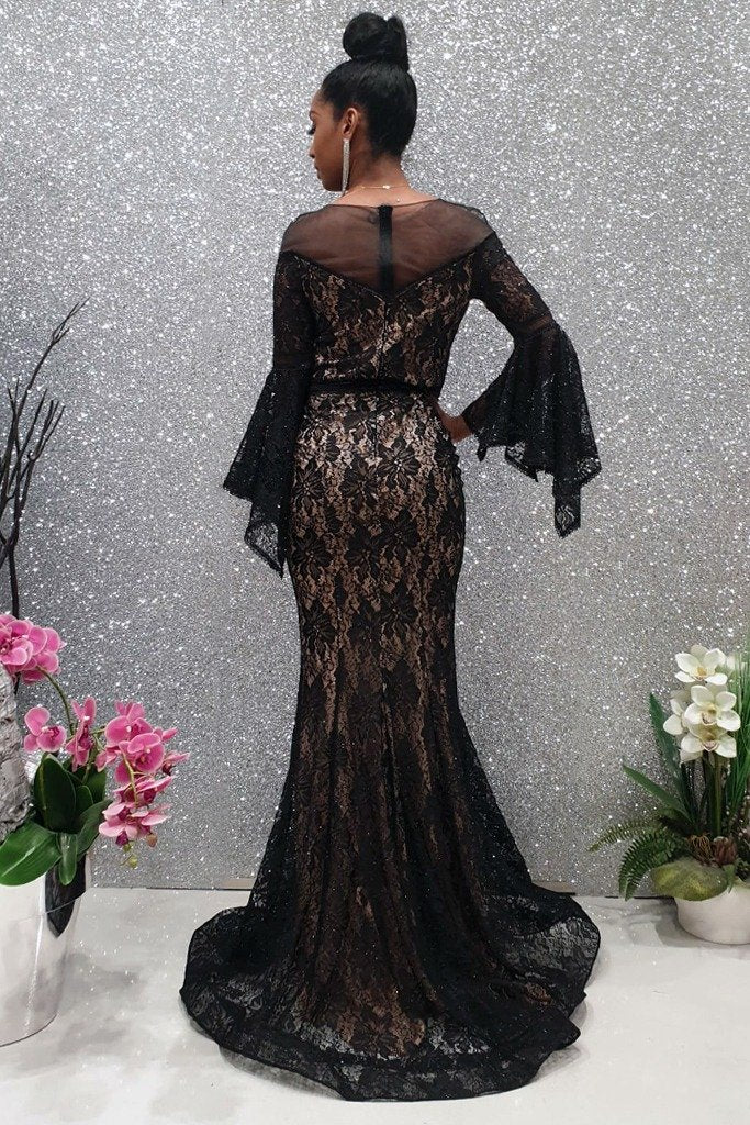 Abito lungo a sirena Moda Mania in pizzo nero con maniche a campana e fodera beige, vestito elegante e femminile.