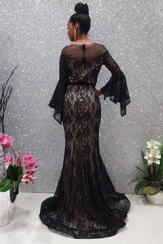 Abito lungo a sirena Moda Mania in pizzo nero con manica a campana e fodera beige, elegante e femminile.
