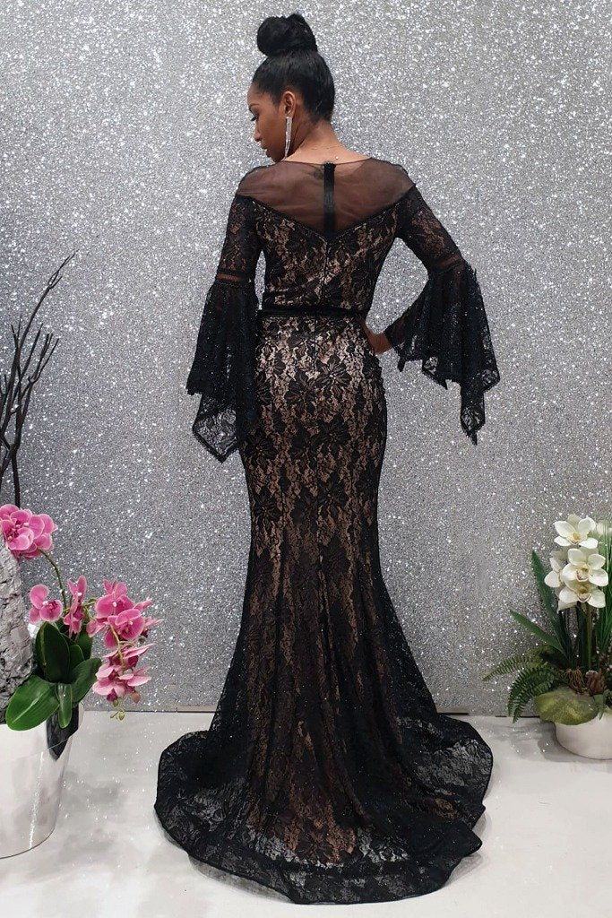 Abito lungo a sirena Moda Mania in pizzo nero con maniche a campana e fodera beige, dettagli eleganti e femminili.