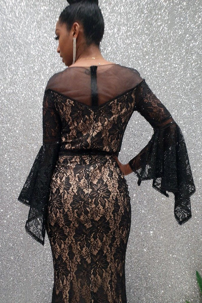 Abito lungo a sirena Moda Mania in pizzo nero con manica a campana e fodera beige, vestito elegante e femminile.