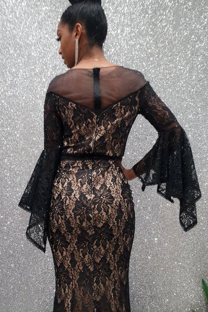 Abito lungo a sirena Moda Mania in pizzo nero con maniaca a campana e fodera beige, vista frontale su modello femminile.