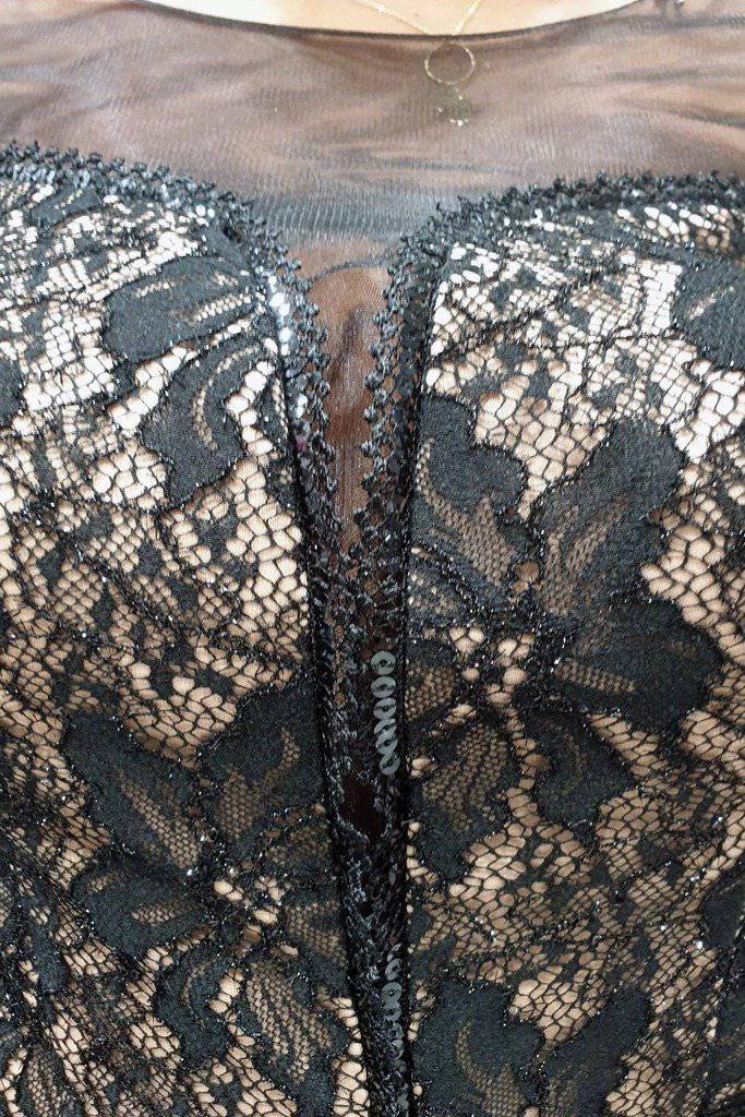 Abito lungo a sirena Moda Mania in pizzo nero con maniche a campana e fodera beige, elegante e femminile.
