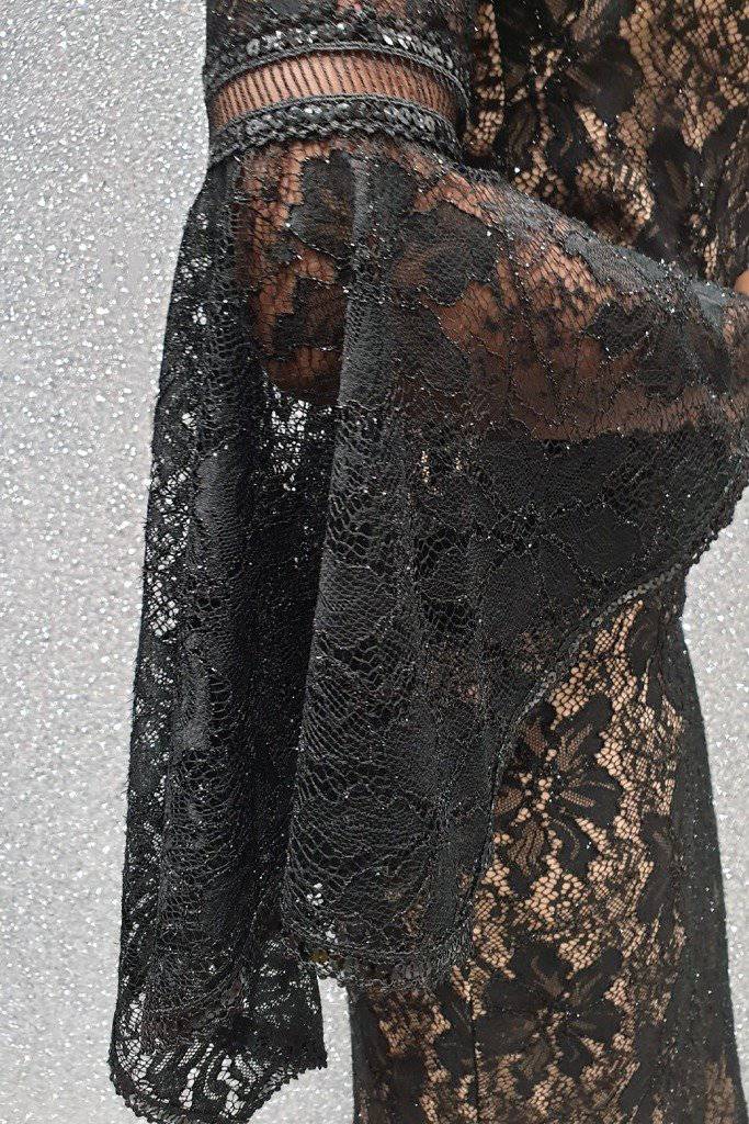Abito lungo a sirena Moda Mania in pizzo nero con maniche a campana e fodera beige, elegante e femminile.