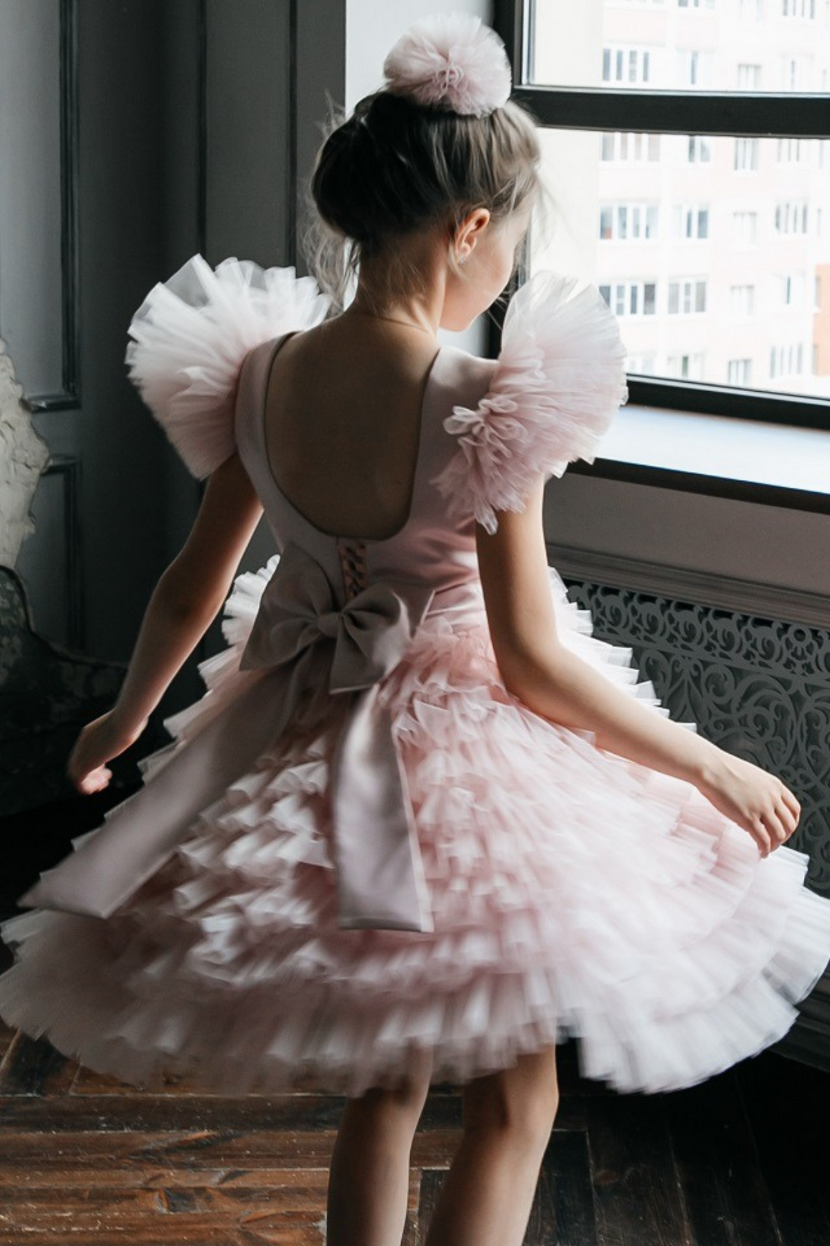 Abito rosa per bambina Moda-Mania con maniche a ventaglio, gonna in tulle multivolants e strascico staccabile, ideale per occasioni speciali.