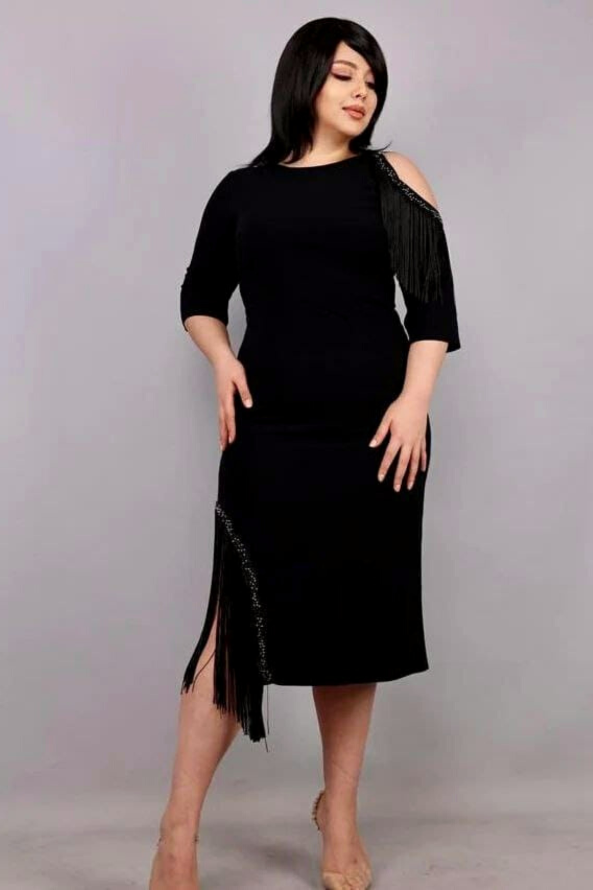 Abito midi nero Moda-Mania per curvy, linea dritta, decorato con frange e perline, vestibilità elegante e alla moda.