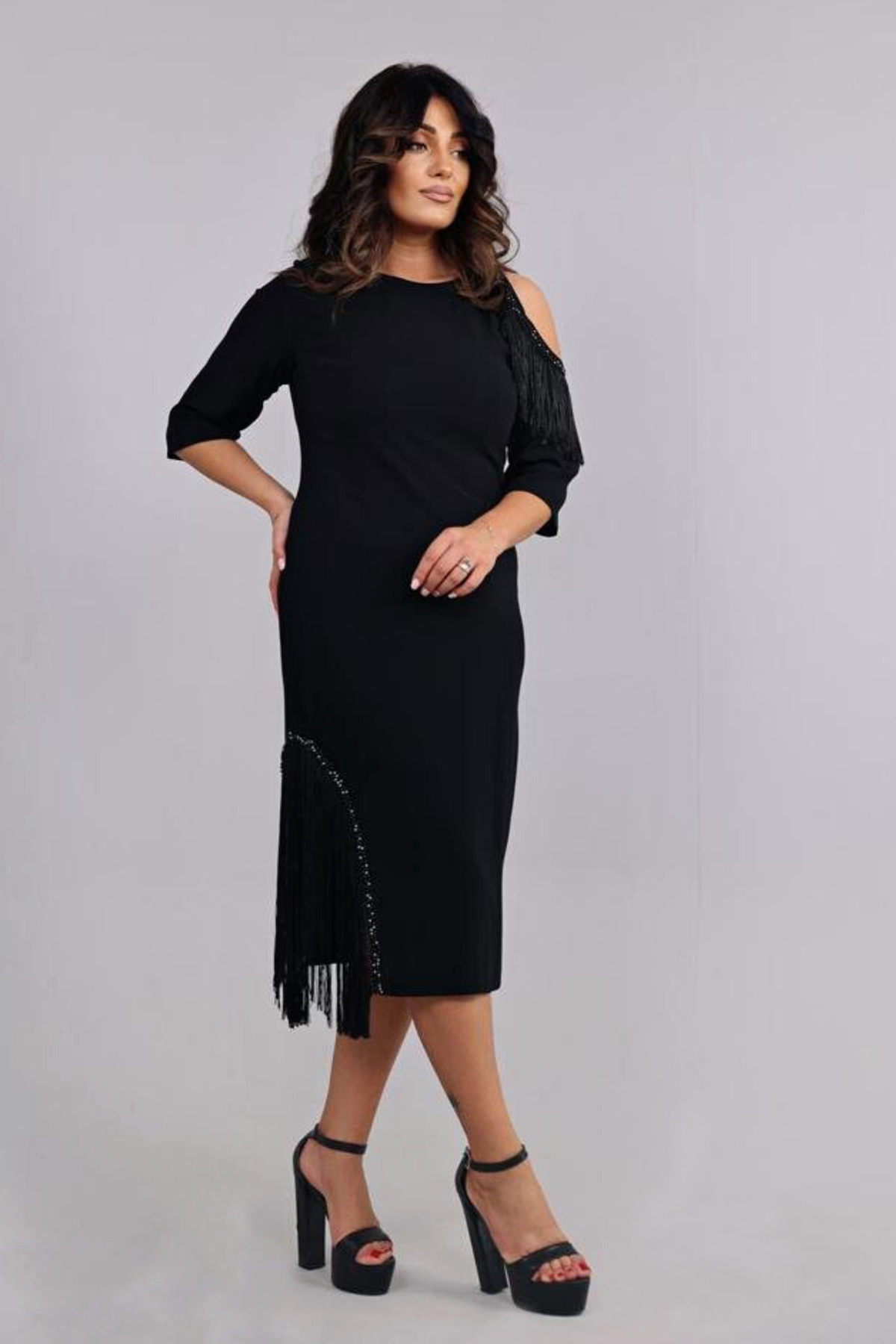 Abito midi curvy nero di Moda-Mania con linea dritta, decorato con frange e perline, da indossare con stile elegante.