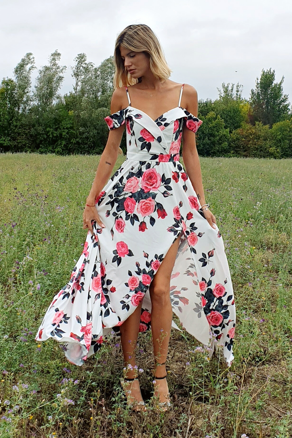 Abito lungo estivo bianco con fantasia floreale, scollo a barchetta e spalline sottili, di Moda-Mania.