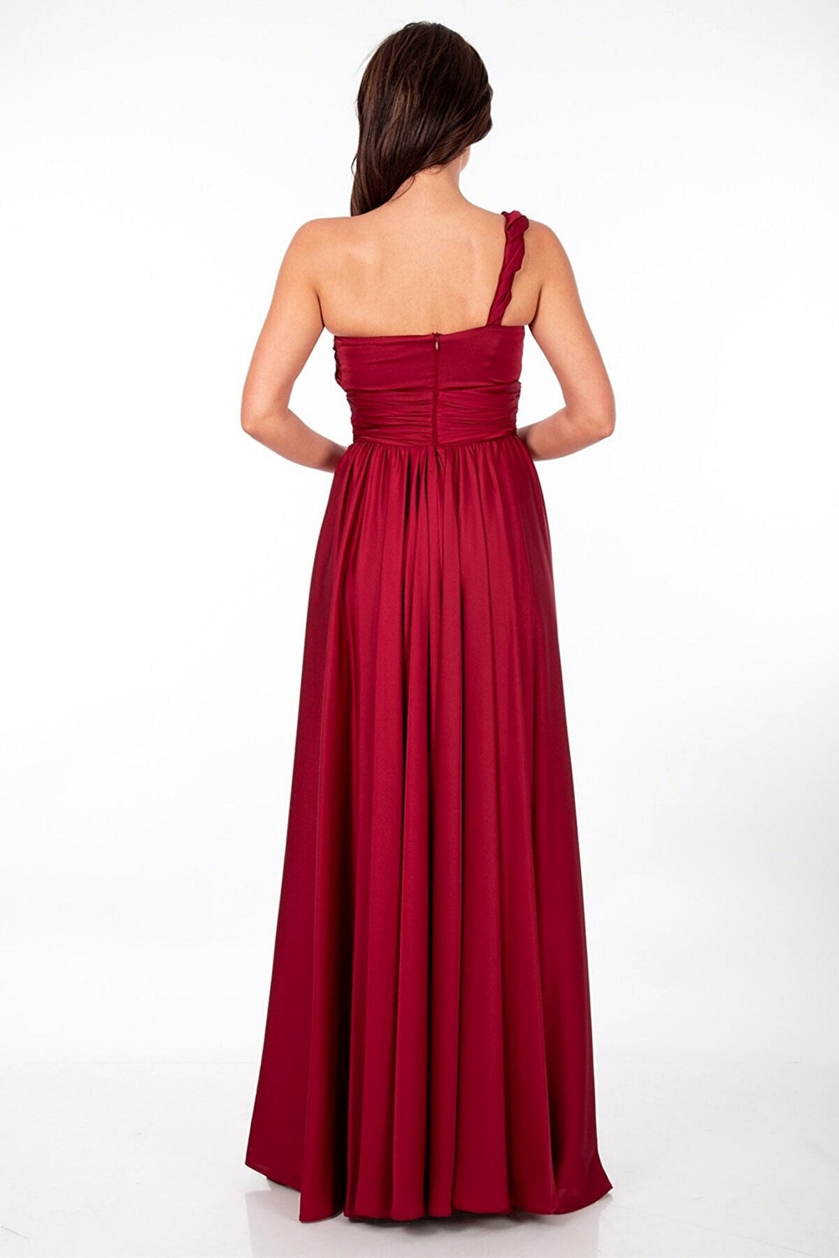 Abito lungo rosso in tessuto satinato monospalla con spacco laterale, da donna, per occasioni eleganti, marca Moda-Mania.