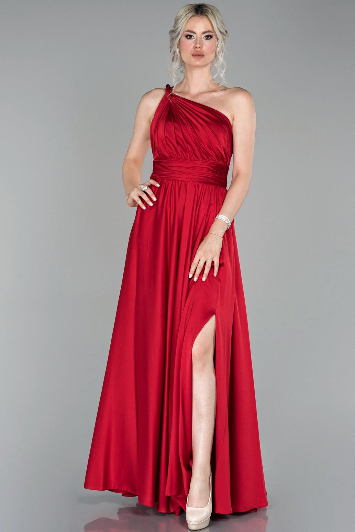 Abito lungo rosso in tessuto satinato monospalla con spacco laterale, firmato Moda-Mania, mostrato su una modella.