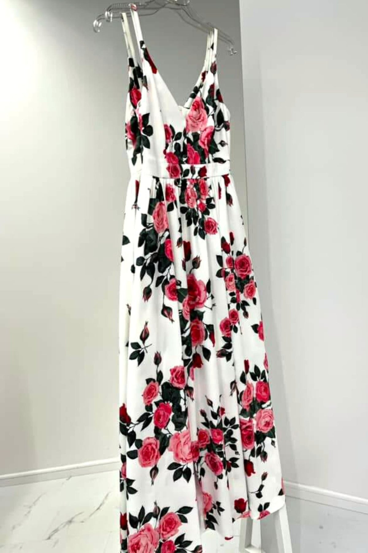 Abito lungo svasato estivo bianco con fantasia floreale fucsia e verdi, spacchi laterali, marca Moda-Mania.