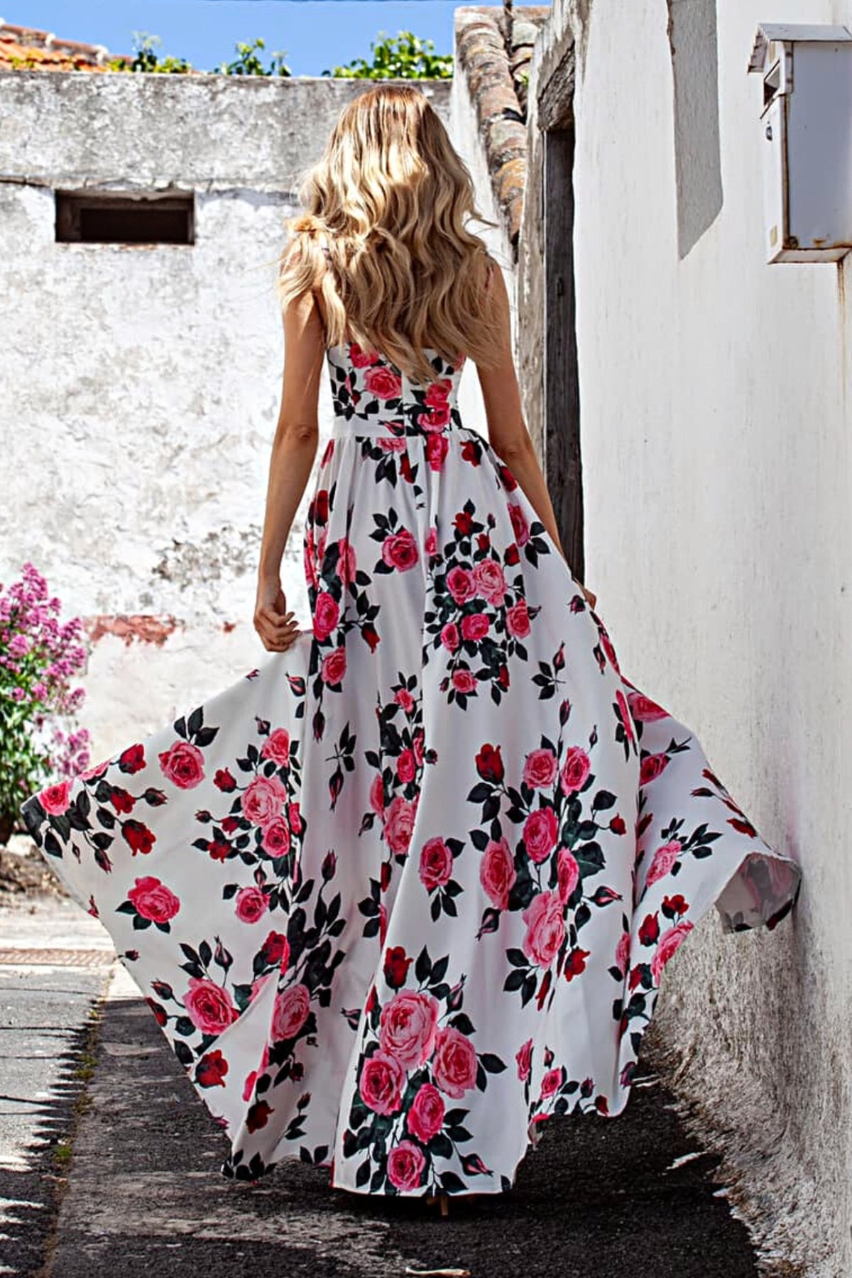 Abito lungo svasato estivo bianco con fantasia floreale fucsia e verdi, spacchi laterali, moda-mania.