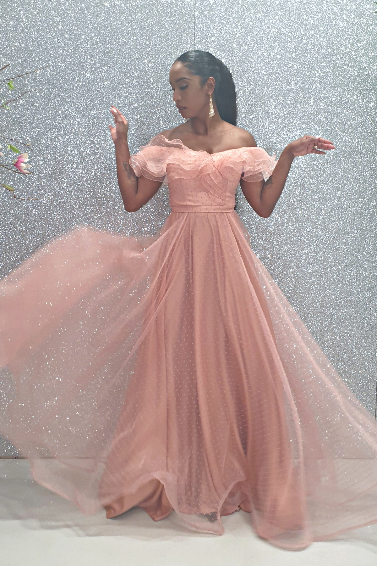 Abito lungo svasato in tulle a pois pesca con scollo a barchetta e volant, firmato Moda-Mania, dettaglio elegante e femminile.