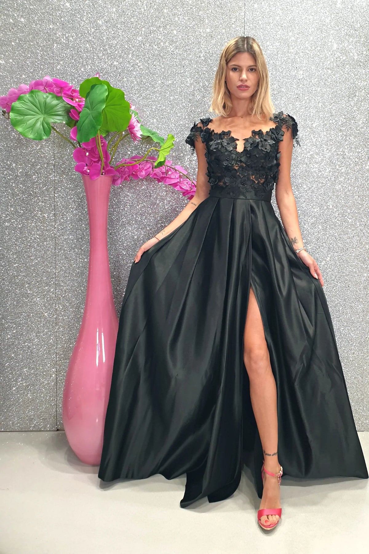 Abito lungo svasato nero Moda-Mania con corpetto in tulle a fiori 3D e gonna in taffetà, elegante e raffinato.