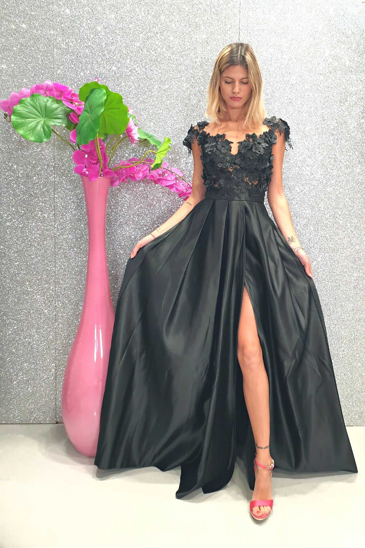 Abito lungo svasato nero Moda-Mania con corpetto in tulle a fiori 3D e gonna in taffetà, elegante e femminile.