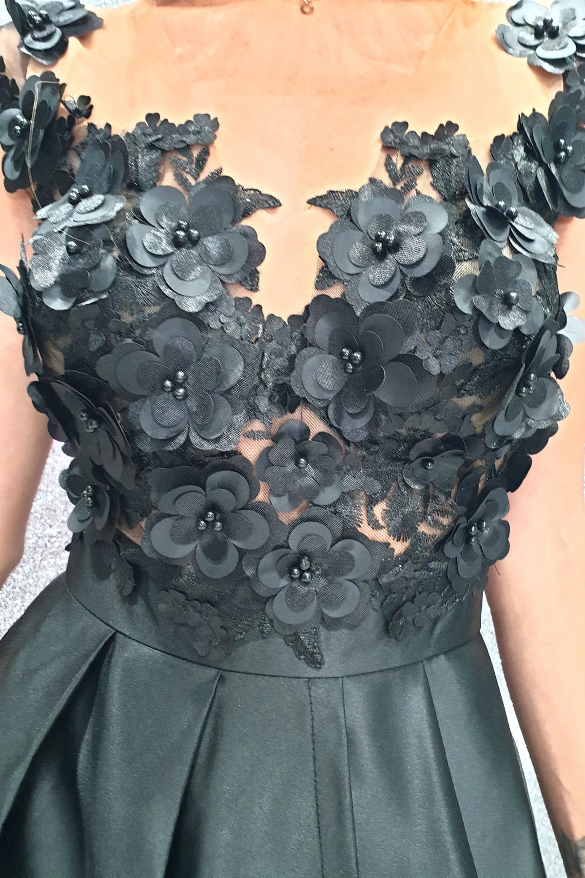 Abito lungo svasato nero Moda-Mania con corpetto in tulle a fiori 3D e gonna in taffetà, elegante e femminile.