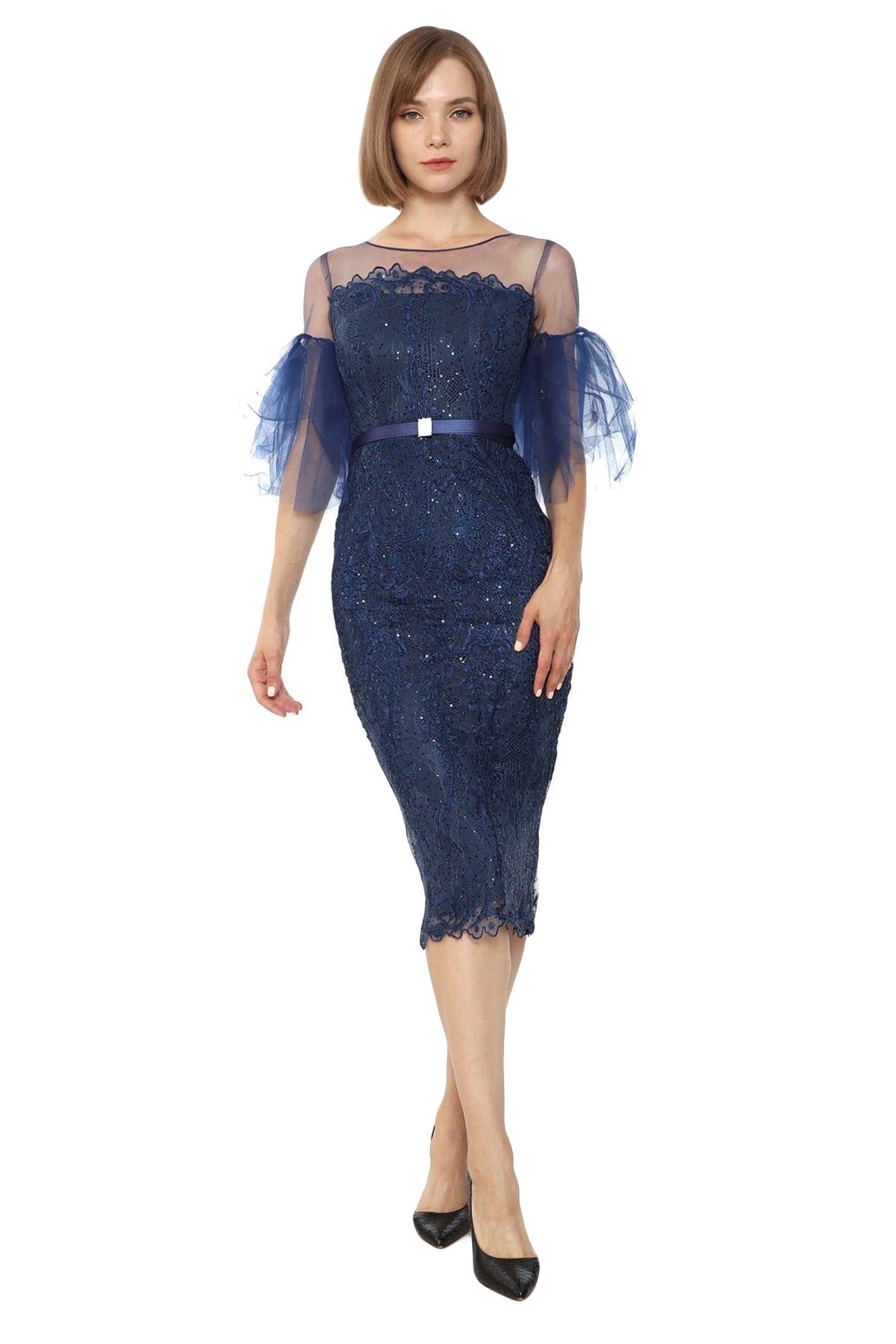 Abito midi aderente blu notte in pizzo con maniche a campana in tulle e cintura, firmato Moda-Mania, visibile in dettaglio.