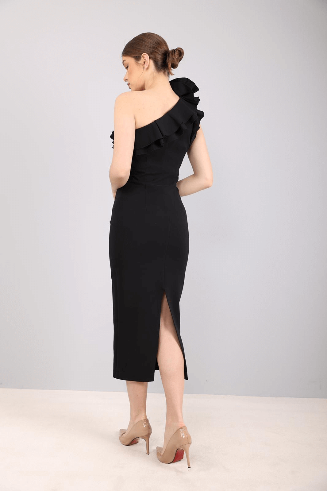 Abito midi nero mono spalla Moda-Mania con volants e spacco profondo posteriore, tessuto elegante e dettagli raffinati.