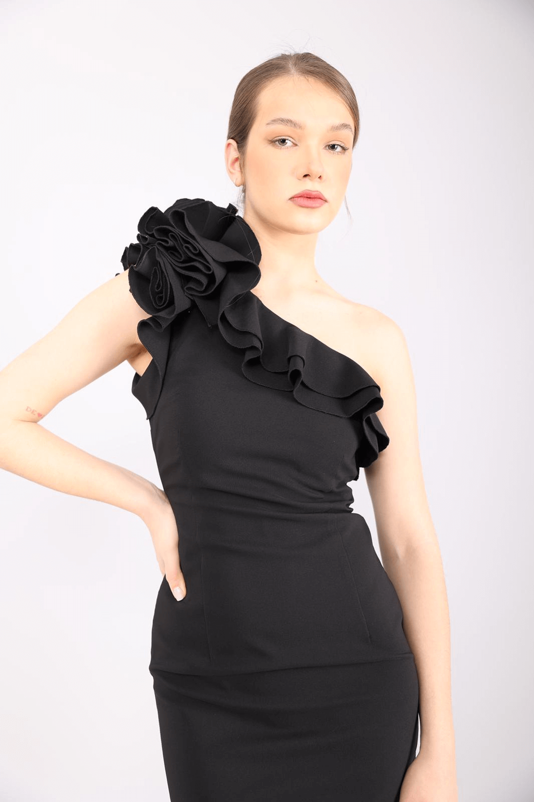 Abito midi nero mono spalla di Moda-Mania con volants e spacco posteriore profondo, perfetto per occasioni eleganti.