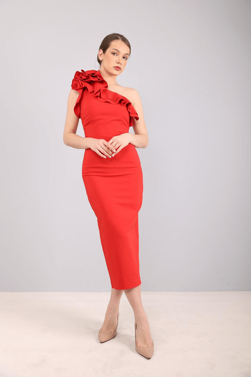 Abito midi rosso Moda-Mania, mono spalla con volants e spacco posteriore, vestibilità elegante e raffinata.