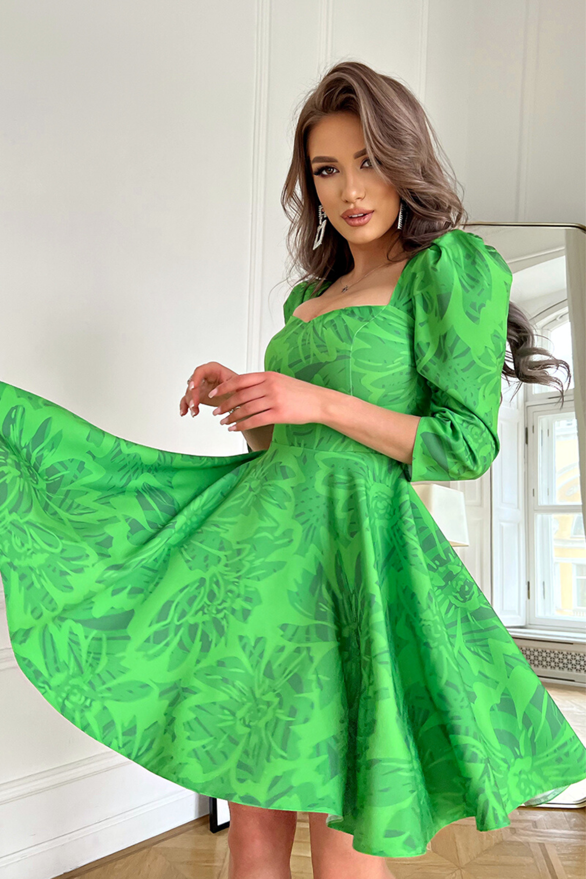 Abito svasato verde a fantasia floreale con scollo a maniche tre quarti a sbuffo, moda-mania, abiti corti elegante e femminile