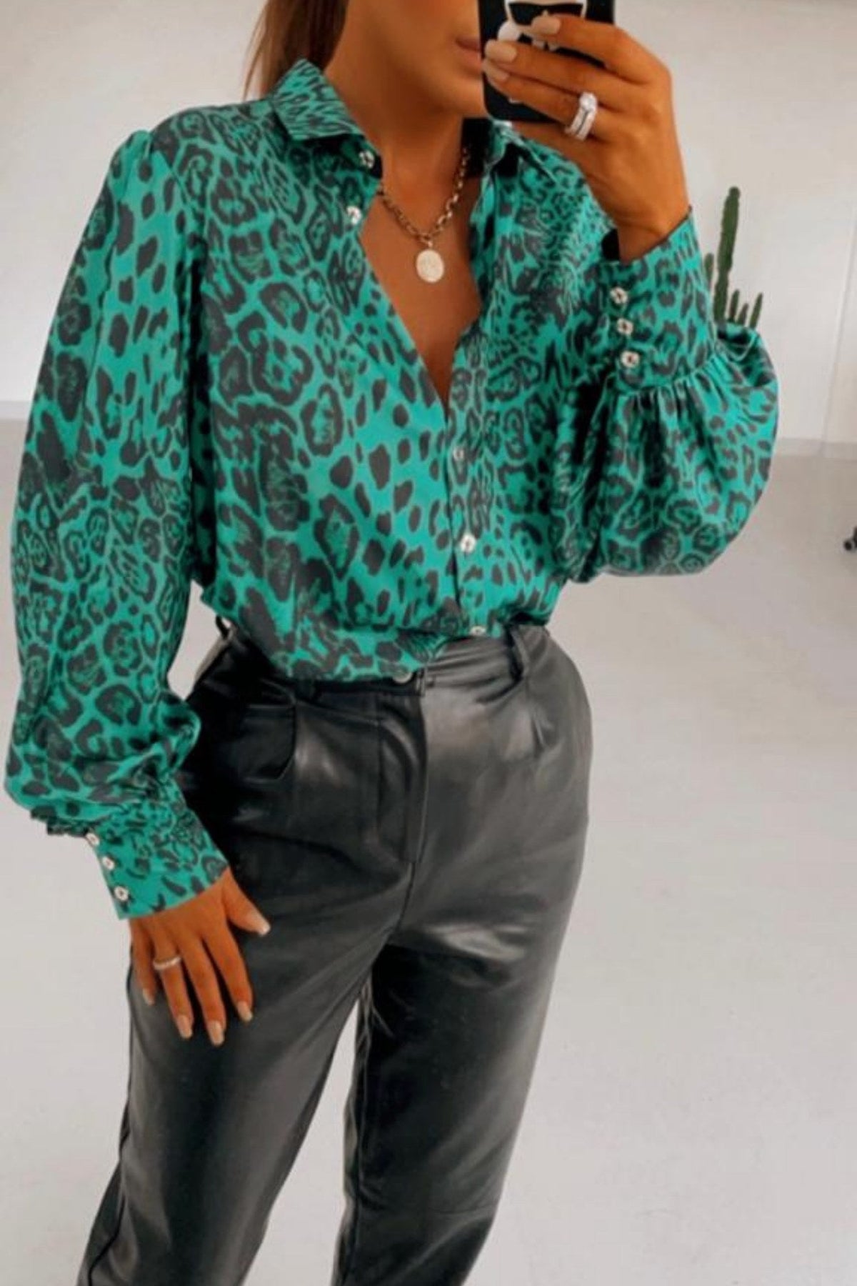 Camicia elegante Moda-Mania a fantasia leopardata verde con maniche a sbuffo e bottoni gioiello, tessuto leggero e stile raffinato.