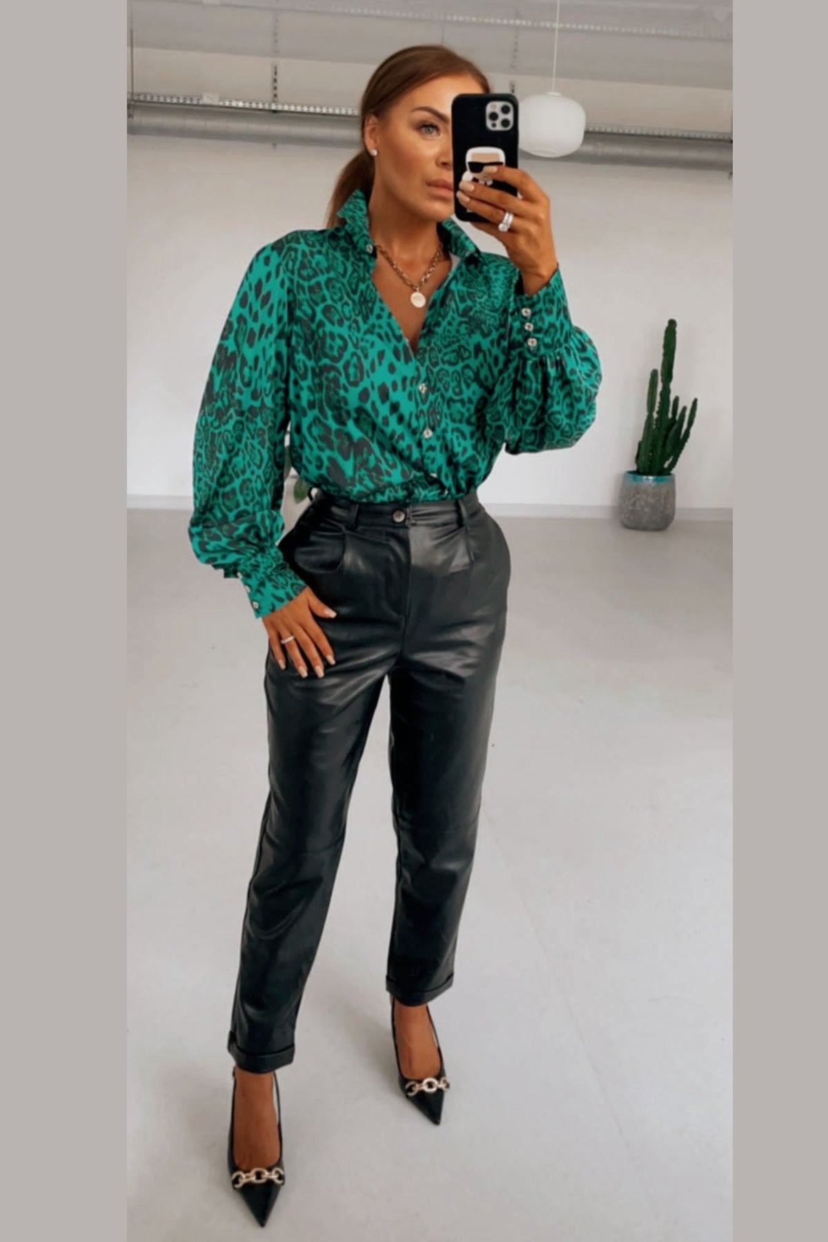 Camicia elegante Moda-Mania a fantasia leopardata verde con maniche a sbuffo e bottoni gioiello, dettaglio di moda femminile
