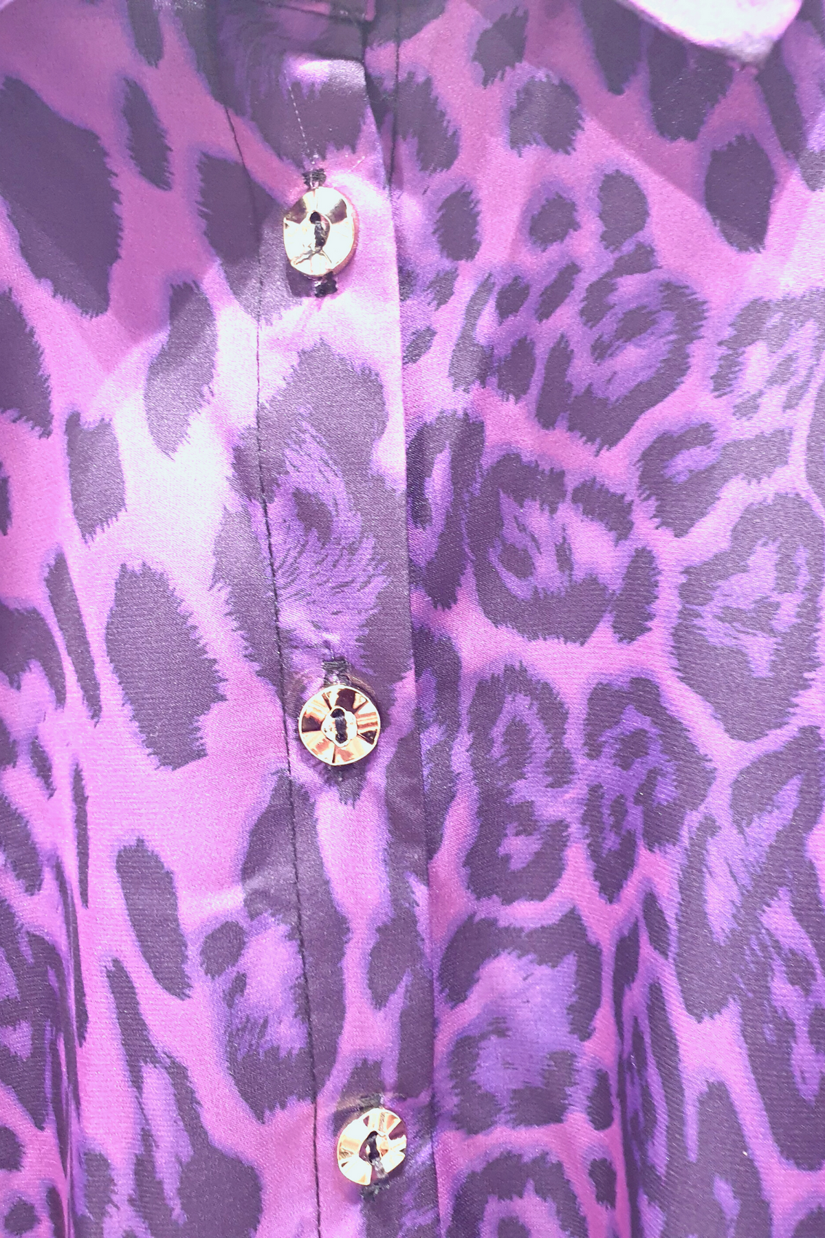 Camicia elegante Moda-Mania a fantasia leopardata viola con maniche a sbuffo e bottoni gioiello, tessuto leggero e raffinato.
