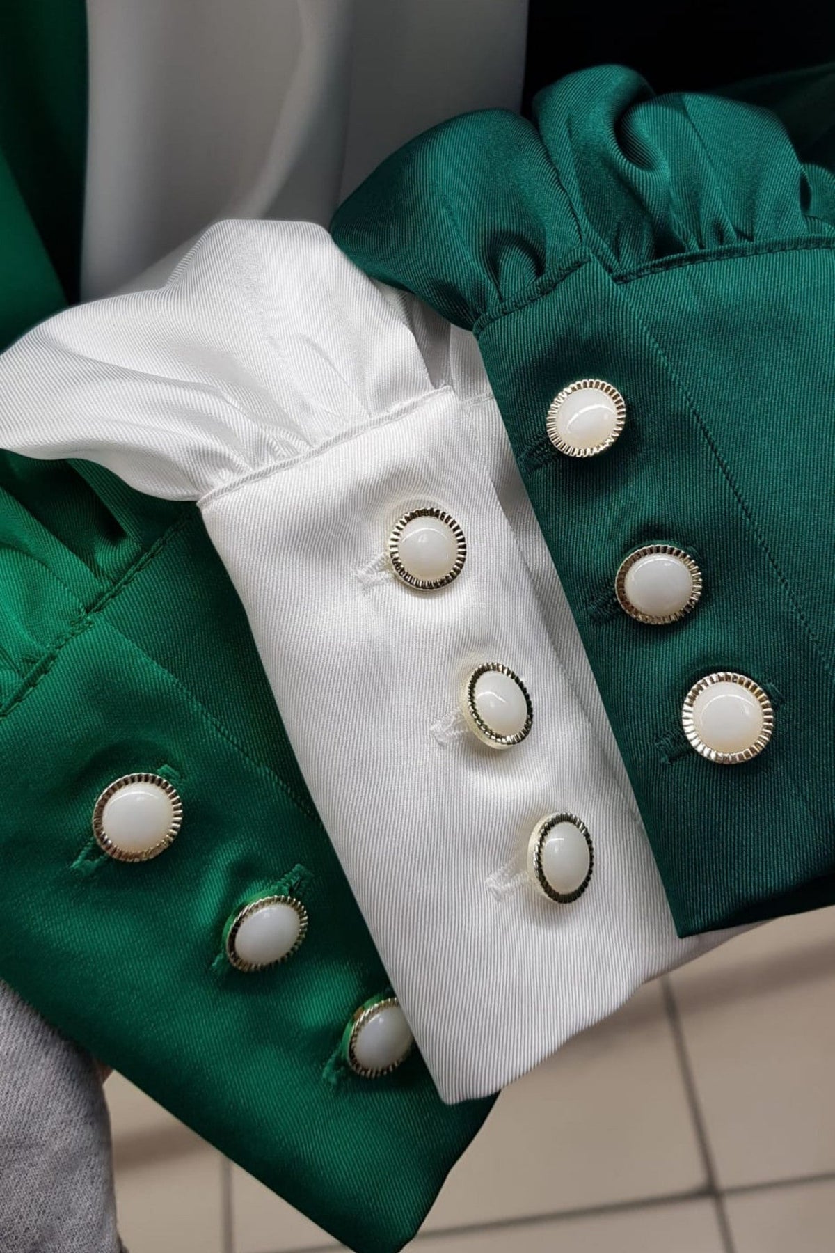 Camicia bianca elegante Moda-Mania in satinato con maniche a sbuffo e bottoni gioiello, dettaglio di tessuto e design sofisticato