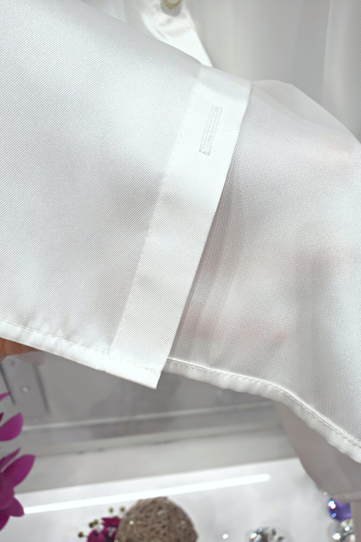 Camicia elegante bianca Moda-Mania in tessuto satinato con maniche a sbuffo e bottoni gioiello, dettagli raffinati e femminili