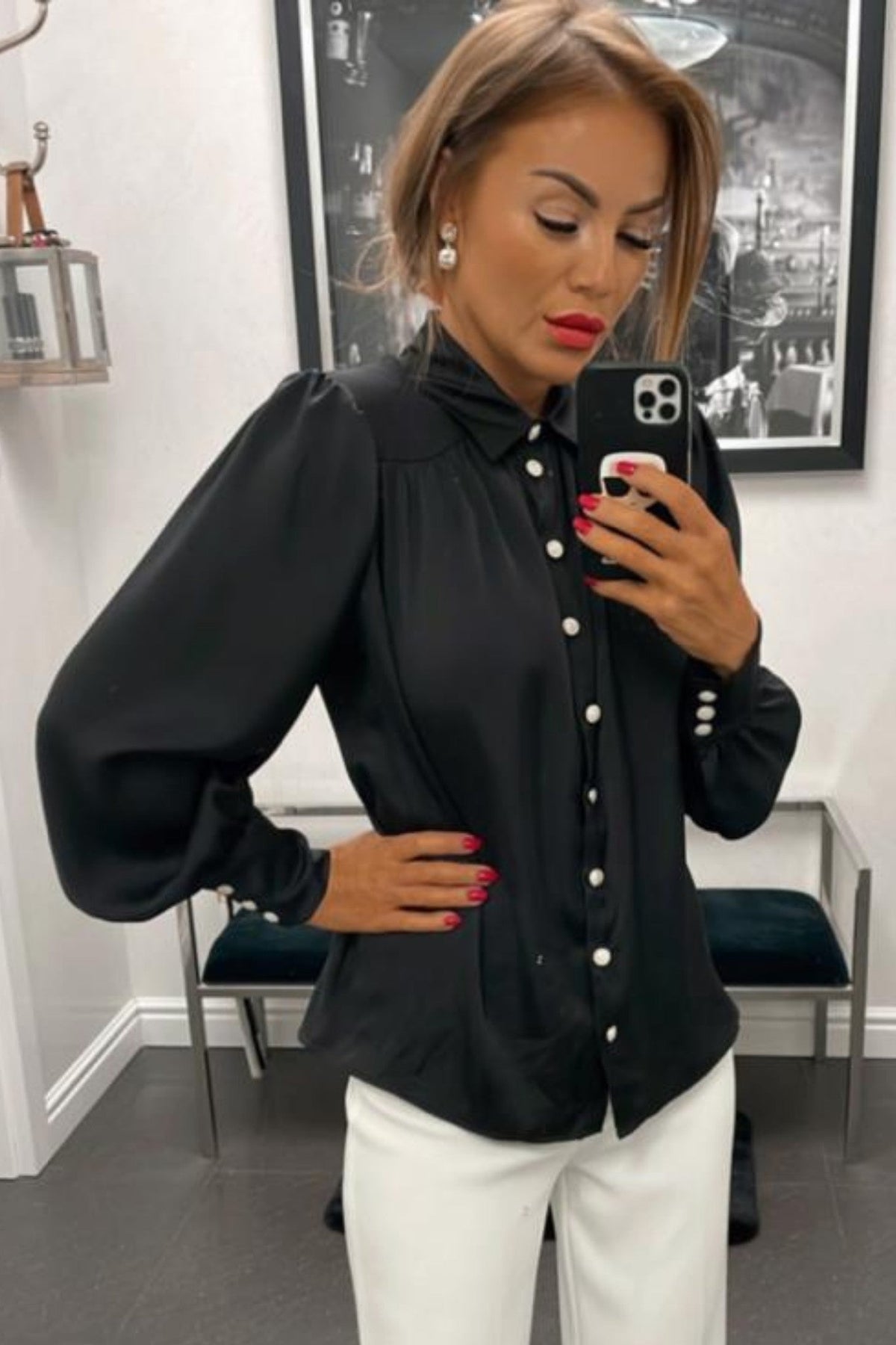 Camicia elegante nera Moda-Mania in satinato con maniche a sbuffo e bottoni gioiello bianchi, dettaglio frontale con bottoni.