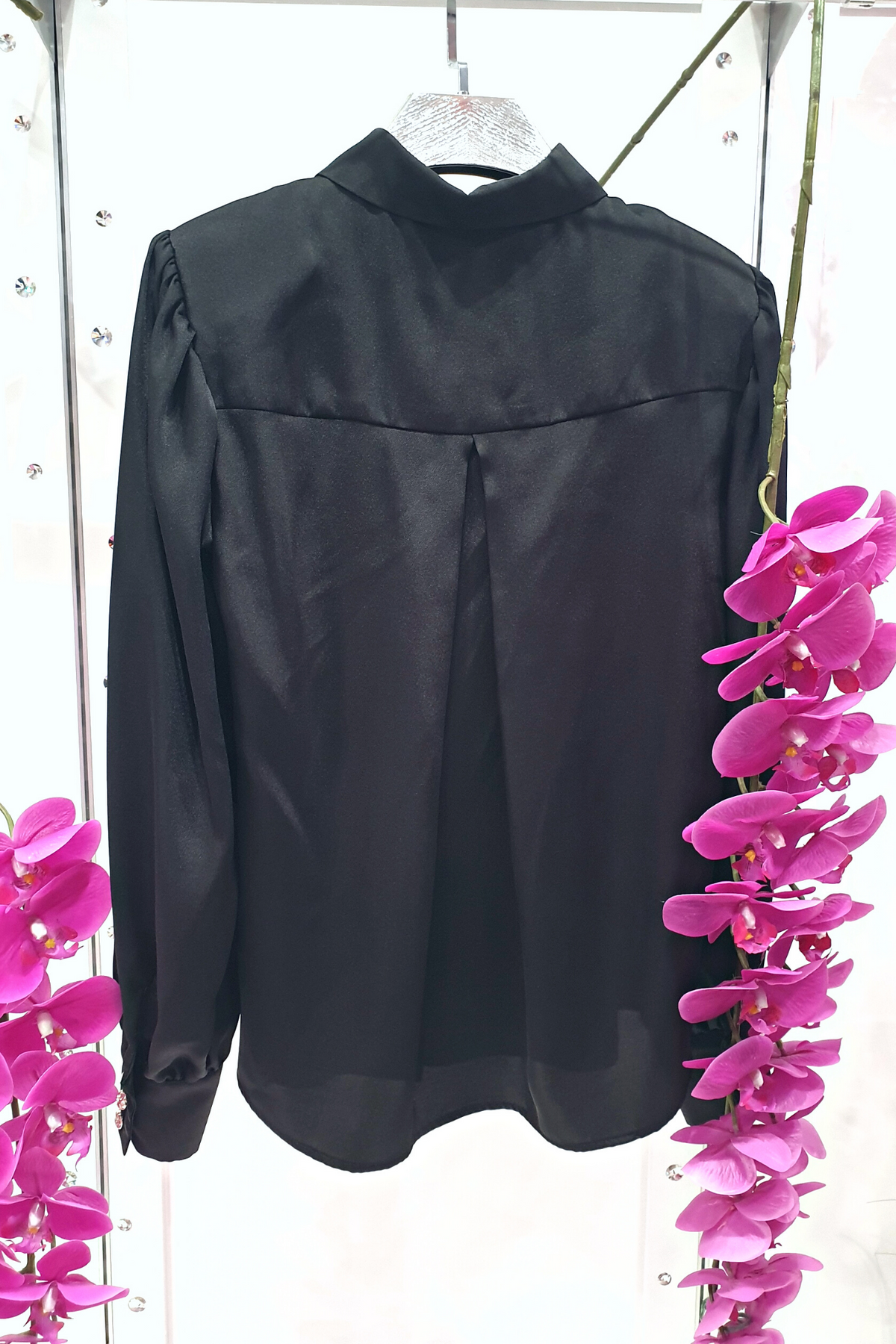 Camicia elegante nera Moda-Mania in tessuto satinato con maniche a sbuffo e bottoni gioiello bianchi, dettaglio centrale e tessuto lucido