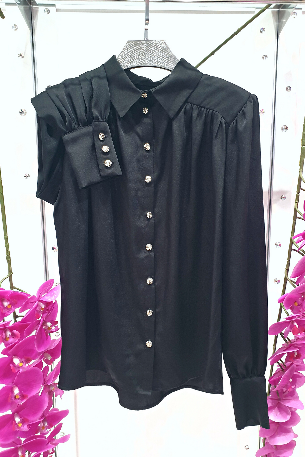 Camicia elegante nera in tessuto satinato con maniche a sbuffo e bottoni gioiello bianchi, marca Moda-Mania.