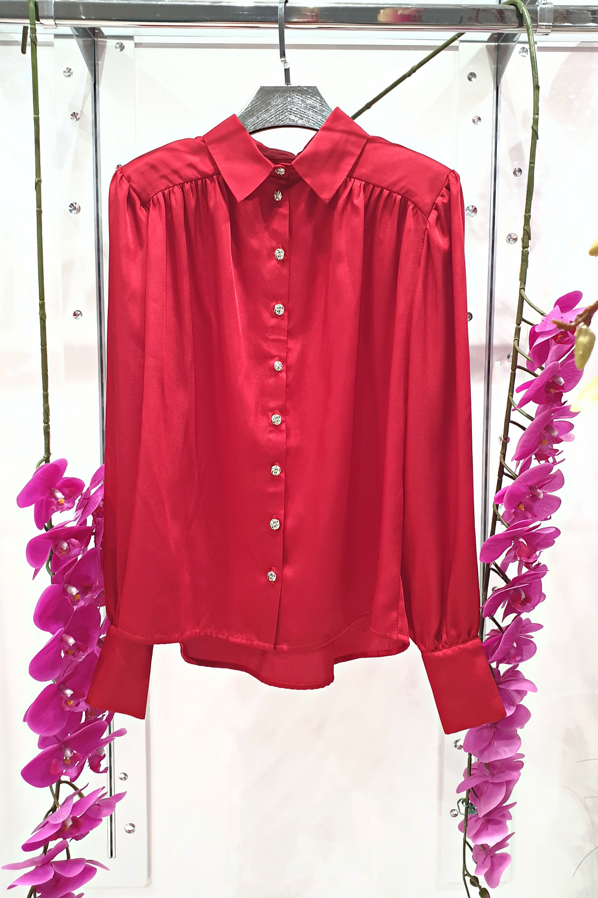 Camicia elegante rossa in tessuto satinato con maniche a sbuffo e bottoni gioiello bianchi, di Moda-Mania.