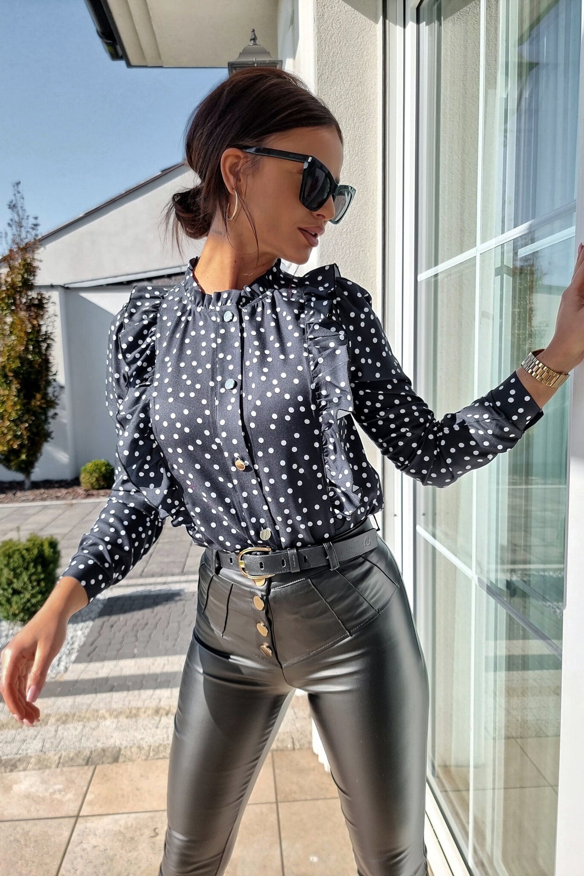 Camicia nera Moda-Mania con stampa pois bianchi, dettagli rouches e bottoni dorati, tessuto leggero e stile elegante.
