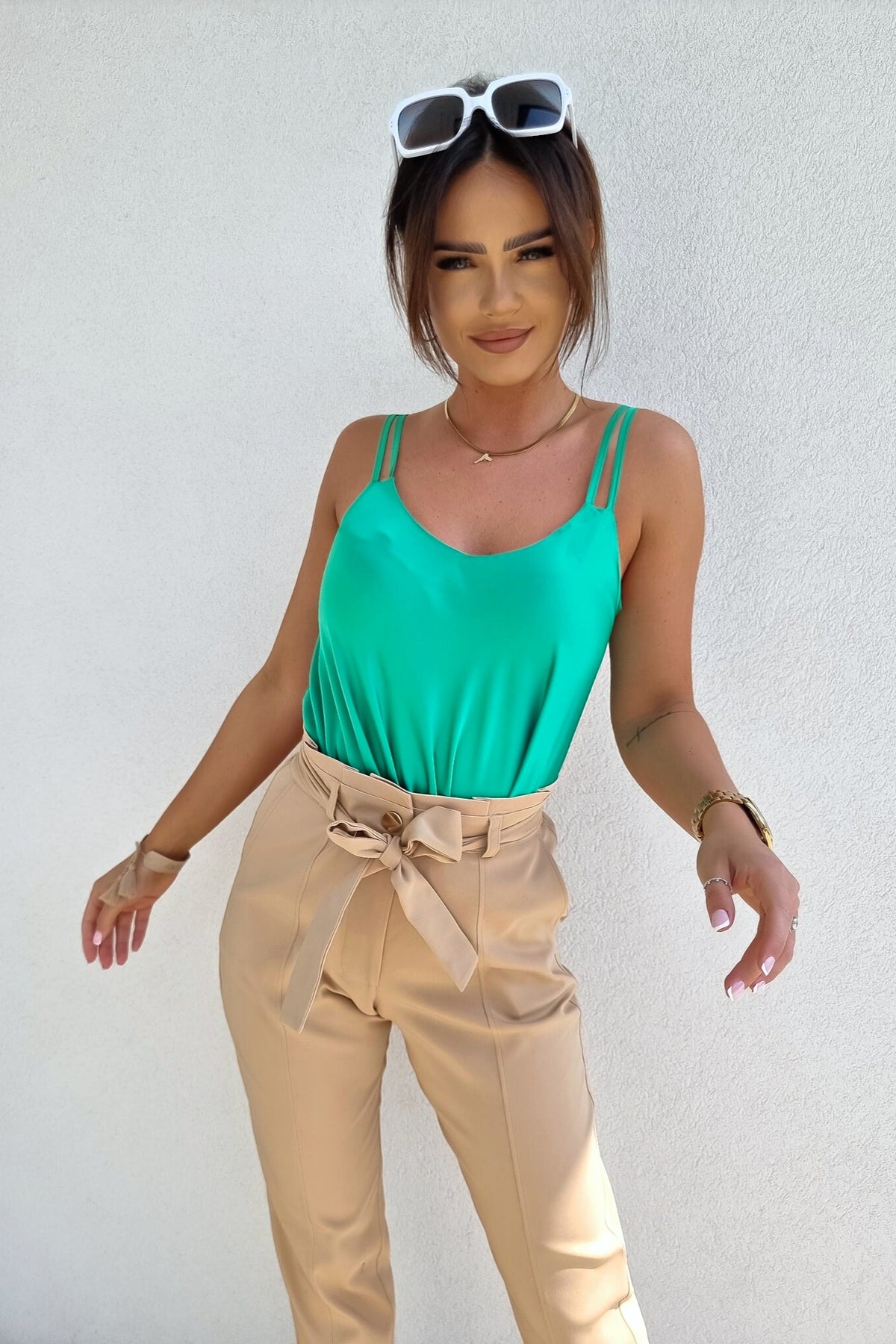 Canotta verde leggermente svasata in tessuto satinato con doppie spalline, moda-mania, abbigliamento femminile elegante